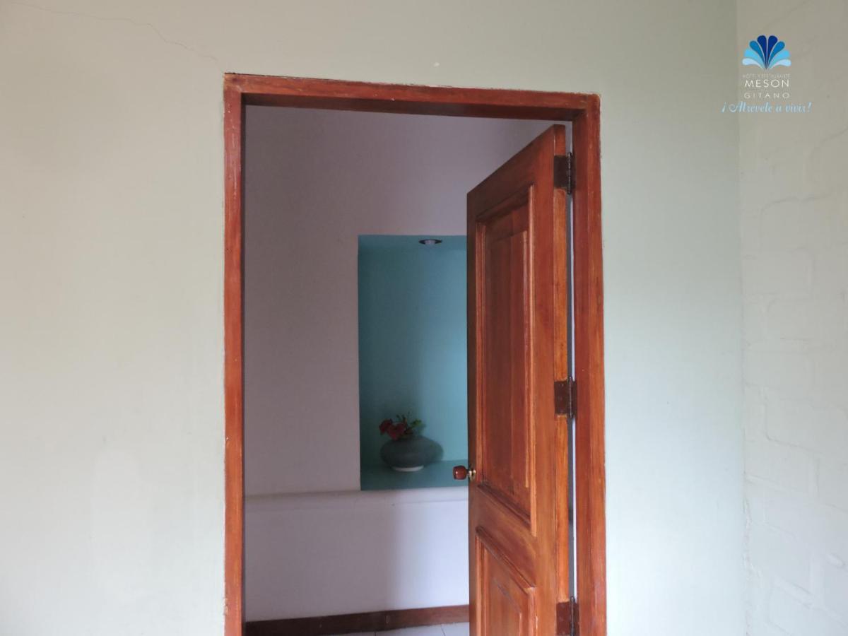 Hotel Y Restaurante Meson Del Gitano Caucasia Chambre photo
